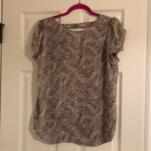 Women’s floral flutter sleeve blouse. Size S.